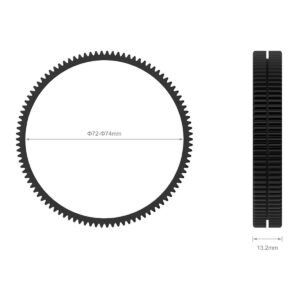 SmallRig-3293-2 SmallRig 3293 Focus Gear Ring Seamless 72-74mm on musta, pyöreä hammaspyörä, jossa on hienot hampaat, näytetään edestä ja sivulta. Halkaisija: 72-74mm; paksuus: 13,2mm. Hammaspyörän profiili näkyy selvästi valkoista taustaa vasten.