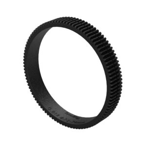 SmallRig-3293 SmallRig 3293 Focus Gear Ring Seamless 72-74mm on musta, pyöreä kuminen hammasrengas, jonka ulkoreunassa on tasaisin välimatkoin olevat hampaat ja sileät sivut valkoisella pohjalla.