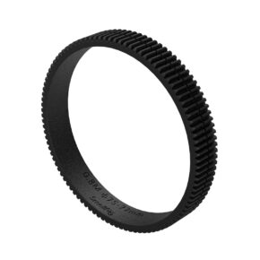 SmallRig-3294 SmallRig 3294 Focus Gear Ring Seamless 75-77mm, musta ja pyöreä, jossa on ulommat harjanteet ja sisempi teksti, on kuvattu valkoisella pohjalla.