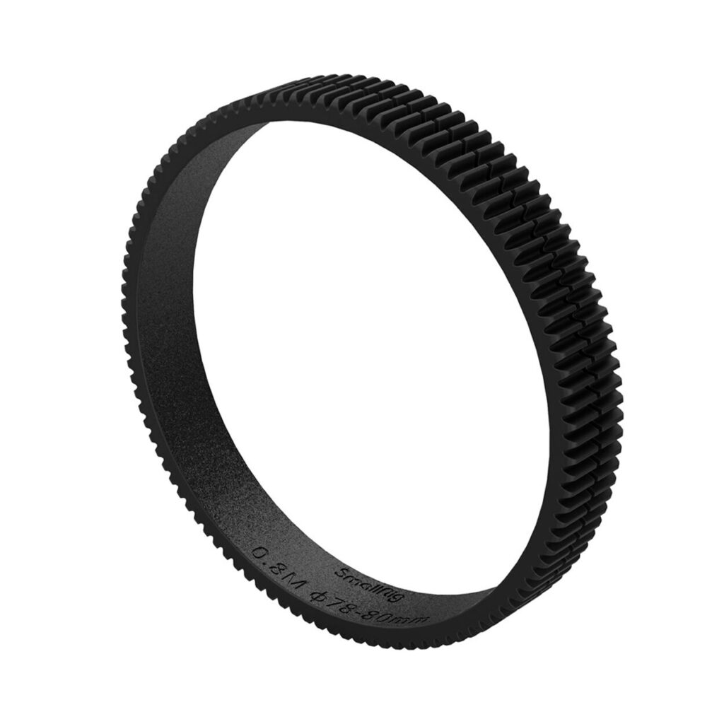 SmallRig-3295 SmallRig 3295 Focus Gear Ring Seamless 78-80mm on musta, pyöreä rengas, jossa on tasaisin välimatkoin olevat ulommat hampaat ja sileä sisäreuna, jossa on määrämerkinnät valkoisella pohjalla.