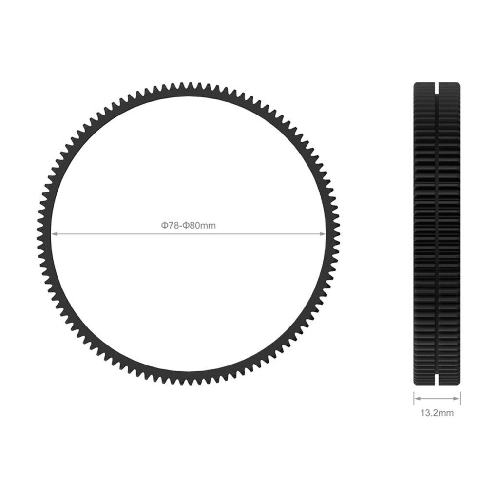 SmallRig-3295-2 SmallRig 3295 Focus Gear Ring Seamless 78-80mm on musta pyöreä hammaspyörä, jossa on hienot hampaat, kuvassa edestä ja sivulta. Sen halkaisija on 78-80mm ja paksuus 13,2mm valkoista taustaa vasten.