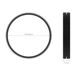 SmallRig-3295-2 SmallRig 3295 Focus Gear Ring Seamless 78-80mm on musta pyöreä hammaspyörä, jossa on hienot hampaat, kuvassa edestä ja sivulta. Sen halkaisija on 78-80mm ja paksuus 13,2mm valkoista taustaa vasten.