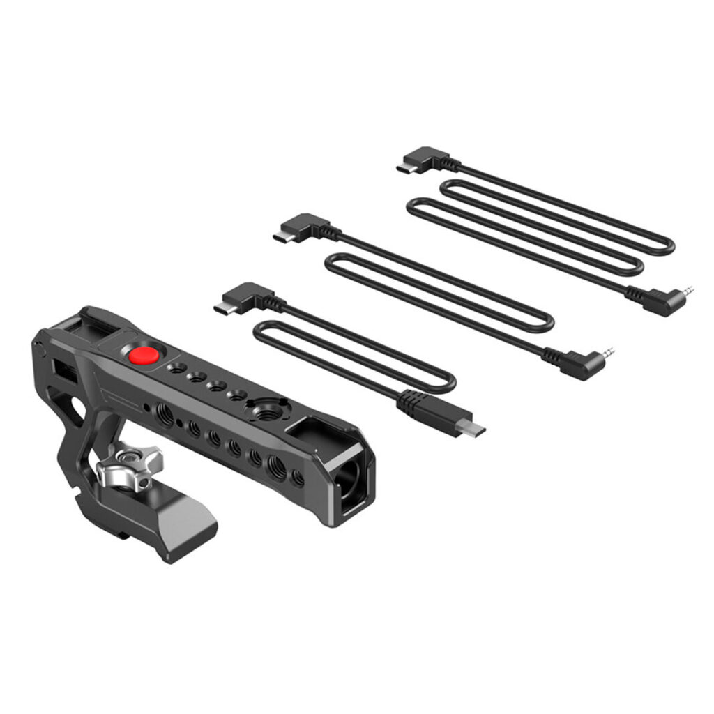 SmallRig-3322-2 SmallRig 3322 NATO Top Handle with Start/Stop Remote Trigger -kaukolaukaisimella varustettu musta SmallRig 3322 NATO Top Handle, jossa on punainen painike, useita kiinnitysreikiä ja kiinnitin, on kuvassa neljän mustan, eri liittimillä ja pituuksilla varustetun suorakulmaisen USB-kaapelin vieressä valkoisella pohjalla.