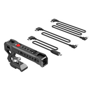SmallRig-3322-2 SmallRig 3322 NATO Top Handle with Start/Stop Remote Trigger -kaukolaukaisimella varustettu musta SmallRig 3322 NATO Top Handle, jossa on punainen painike, useita kiinnitysreikiä ja kiinnitin, on kuvassa neljän mustan, eri liittimillä ja pituuksilla varustetun suorakulmaisen USB-kaapelin vieressä valkoisella pohjalla.
