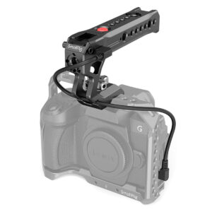 SmallRig-3322-4 SmallRig 3322 NATO Top Handle with Start/Stop Remote Trigger on asennettu häkkiin, joka on kiinnitetty Lumix G -kameraan kaapelilla; kamera ja häkki ovat harmaasävyisiä, mikä korostaa kahvaa.