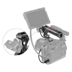 SmallRig-3322-5 Digitaalisen kameran kuvauslaitteessa on SmallRig 3322 NATO Top Handle, jossa on Start/Stop-kaukolaukaisin, ulkoinen monitori ja siihen liitetyt kaapelit. Lähikuvassa korostuu kameraan kiinnitetty pikakiinnityslevy.