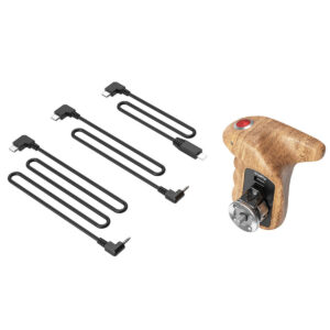 SmallRig-3324-2 SmallRig 3324 Rosette Right-Side Wood Handle with Record Start/Stop Remote Trigger, jossa on punainen painike ja metallinen valintapyörä, näkyy kolmen mustan kierrekaapelin vieressä, joiden toisessa päässä on suorakulmaiset liittimet.