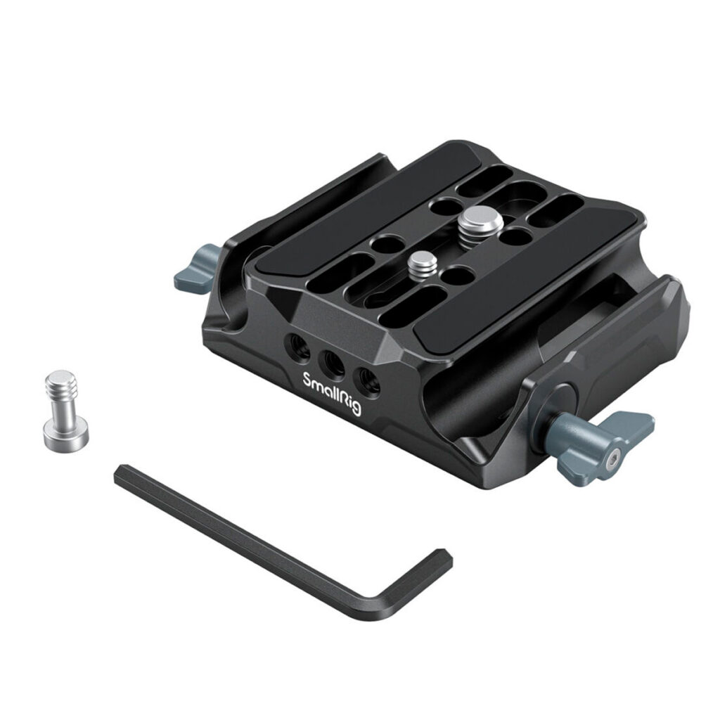 SmallRig-3357 SmallRig 3357 Universal LWS Baseplate with Dual 15mm Rod Clamp, kuvassa valkoisella pohjalla, sisältää kiinnitysaukot, säätönupit, ruuvin ja L-muotoisen kuusiokoloavaimen.