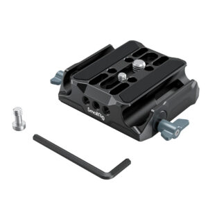 SmallRig-3357 SmallRig 3357 Universal LWS Baseplate with Dual 15mm Rod Clamp, kuvassa valkoisella pohjalla, sisältää kiinnitysaukot, säätönupit, ruuvin ja L-muotoisen kuusiokoloavaimen.