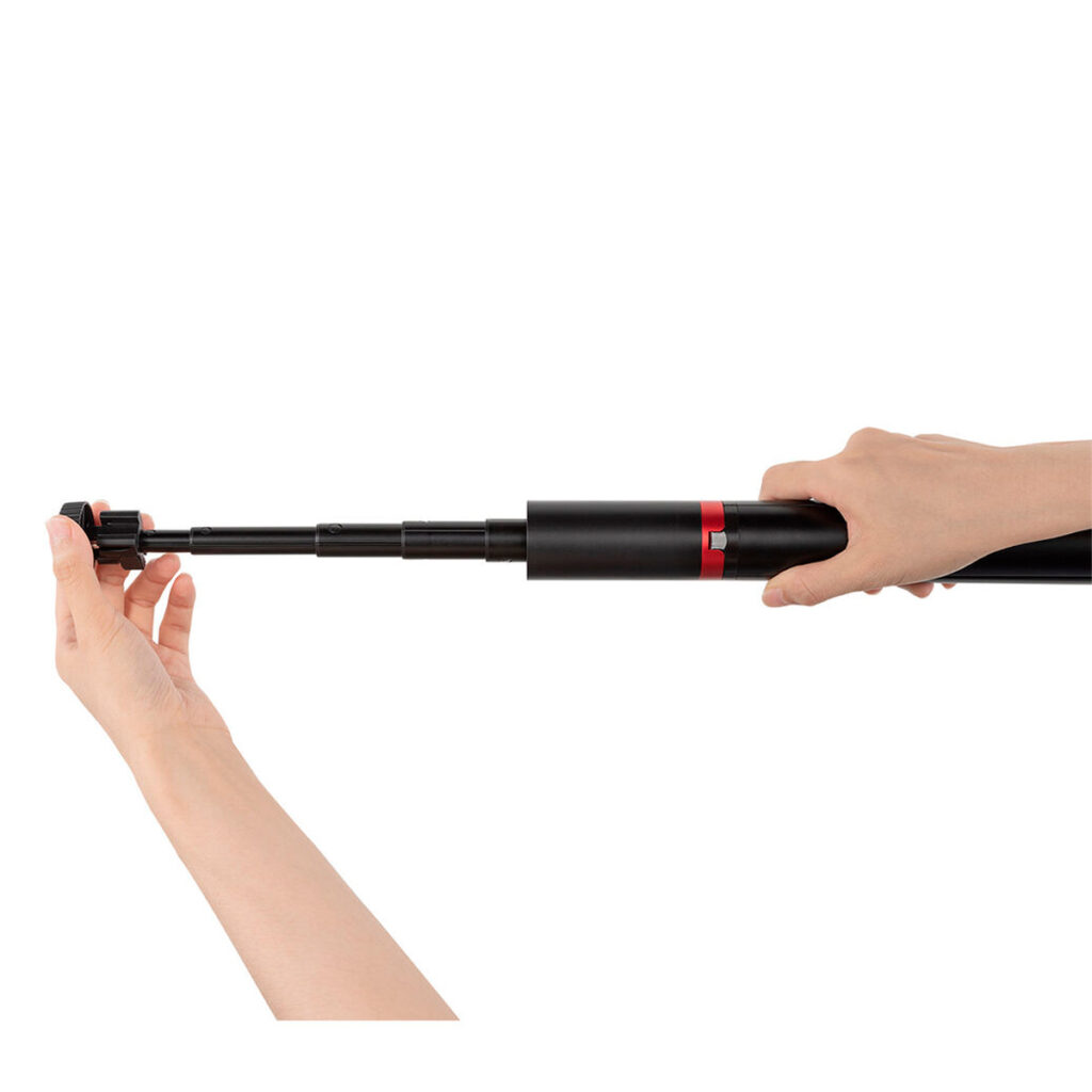 SmallRig-3376-5 Henkilö käyttää molempia käsiään SmallRig 3376 Simorr ST30 Multifunctional Livestreaming Tripod -jalustan pidentämiseen ja säätää sen mustaa teleskooppitankoa, jossa on punainen nauha, vetämällä yhtä sen osista ulos.