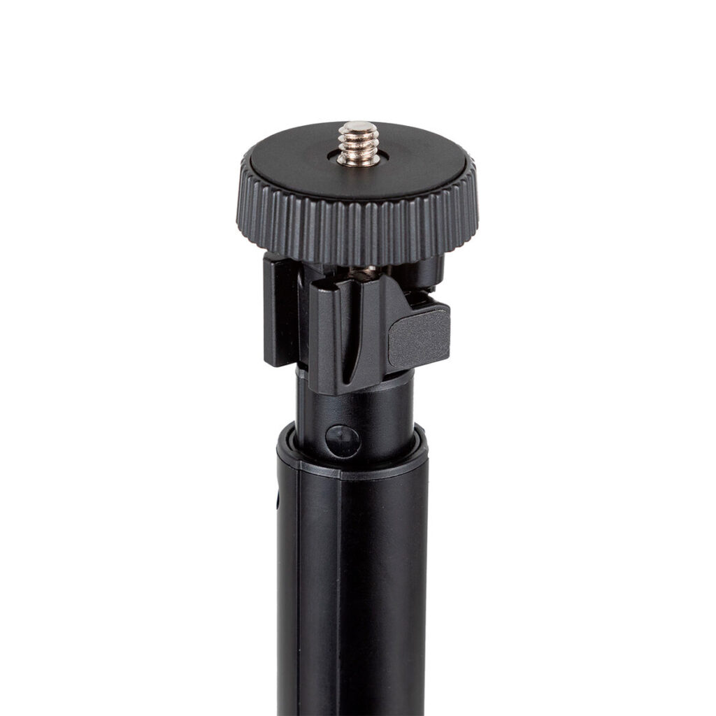 SmallRig-3376-6 Lähikuvassa SmallRig 3376 Simorr ST30 -monitoimisesta Livestreaming-statiivista näkyy sen musta kiinnike, jossa on metalliruuvi ja harjattu säätönuppi, ja se korostaa jalustan yläosaa valkoista taustaa vasten.