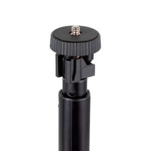 SmallRig-3376-6 Lähikuvassa SmallRig 3376 Simorr ST30 -monitoimisesta Livestreaming-statiivista näkyy sen musta kiinnike, jossa on metalliruuvi ja harjattu säätönuppi, ja se korostaa jalustan yläosaa valkoista taustaa vasten.
