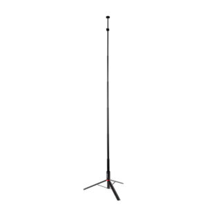 SmallRig-3376-7 SmallRig 3376 Simorr ST30 Multifunctional Livestreaming Tripod on korkea, musta kolmijalkainen jalusta, jossa on ohut, ulosvedettävä tanko, kolme jalkaa ja pieni pyöreä kiinnike yläosassa.