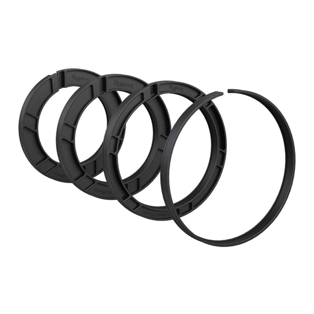 SmallRig-3408-1 SmallRig 3408 Clamp-On Ring Kit for Matte Box 2660 (80/85/95/110 mm - 114 mm) sisältää neljä mustaa pyöreää rengasta peräkkäin, ja eturengas on hieman kallellaan, jotta niiden muotoilu ja rakenne tulevat esiin.