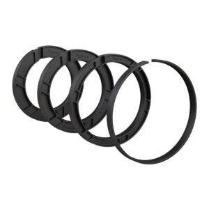 SmallRig-3408-1 SmallRig 3408 Clamp-On Ring Kit for Matte Box 2660 (80/85/95/110 mm - 114 mm) sisältää neljä mustaa pyöreää rengasta peräkkäin, ja eturengas on hieman kallellaan, jotta niiden muotoilu ja rakenne tulevat esiin.
