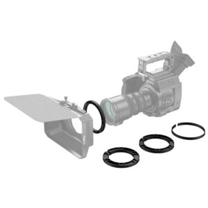 SmallRig-3408-2 SmallRig 3408 Clamp-On Ring Kit for Matte Box 2660 (80/85/95/110 mm - 114 mm) on esitetty räjähdysnäkymässä, jossa mattapakkaus, objektiivi ja pyöreät sovittimet on sijoitettu valkoiselle taustalle.