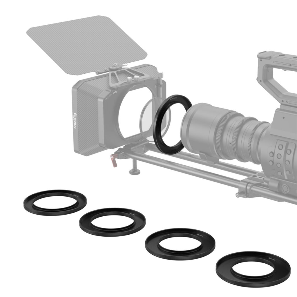 SmallRig-3410-1 Viisi mustaa SmallRig 3410 -ruuvikiinnitteistä pienennysrengasta (67-86 mm - 114 mm) näytetään kameran edessä, jossa on mattapakkaus 2660 ja kiskot, ja näytetään, miten ne sopivat objektiivin ja mattapakkauksen väliin.