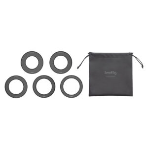 SmallRig-3410-2 Viisi mustaa pyöreää sovitinrengasta SmallRig 3410 Screw-In Reduction Ring Setistä (67-114mm) on järjestetty puoliympyrään harmaassa vetoketjupussissa, jossa on merkintä "SmallRig". Jokainen rengas on kokomerkitty ja sopii Matte Box 2660:een.