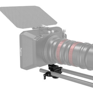 SmallRig-3411-2 SmallRig 3411 15mm Rod Support for SmallRig Matte Box 2660 kiinnitetään kamerarigin objektiivin alla oleviin tankoihin. Kuvassa keskitytään sauvatukeen, ja kamera ja objektiivi näkyvät häivytettynä.