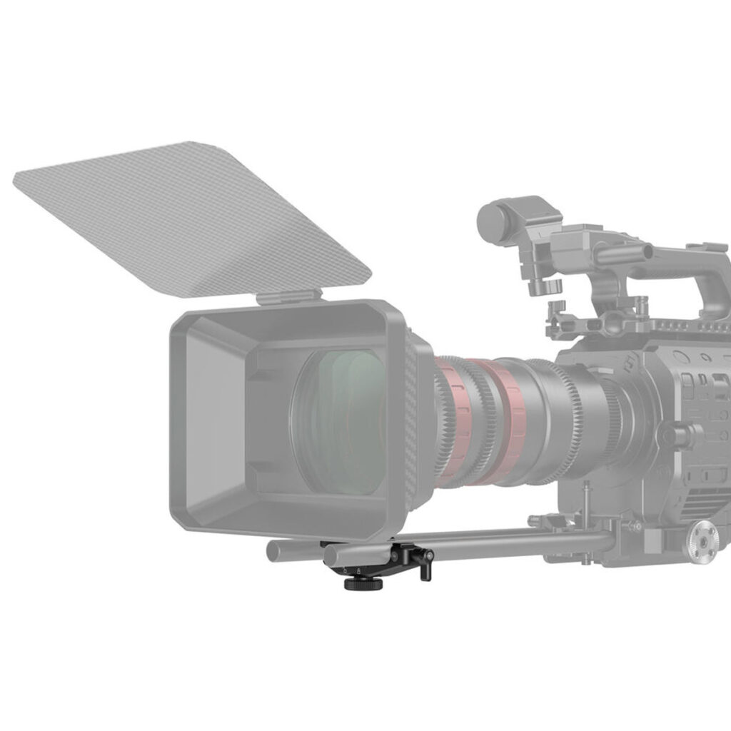 SmallRig-3411-4 Kuvassa korostuu SmallRig 3411 15mm Rod Support for SmallRig Matte Box 2660, joka kiinnitetään ammattikäyttöön tarkoitetun videokameran etupuolelle estämään ei-toivottua valoa ja häikäisyä, kun muu osa kamerasta häivytetään.