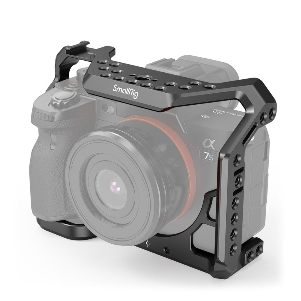 SmallRig-3421-1 Sony A7S III -kamera on kiinnitetty mustaan metalliseen SmallRig 3421 Professional Kit -häkkiin, jossa on parannettu suojaus ja useita kierteitettyjä reikiä yläreunassa ja sivuilla monipuolisia kiinnitysmahdollisuuksia varten.