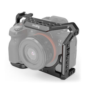 SmallRig-3421-1 Sony A7S III -kamera on kiinnitetty mustaan metalliseen SmallRig 3421 Professional Kit -häkkiin, jossa on parannettu suojaus ja useita kierteitettyjä reikiä yläreunassa ja sivuilla monipuolisia kiinnitysmahdollisuuksia varten.