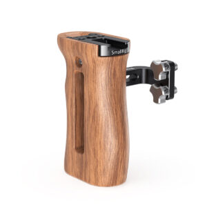 SmallRig-3421-4 SmallRig 3421 Professional Kit Sony A7S III:lle sisältää puisen kameran sivukahvan, jossa on ergonominen ote, mustat metalliset kiinnitystarvikkeet ja SmallRig-logon, joka on suunniteltu kiinnitettäväksi turvallisesti kamerarigiin.