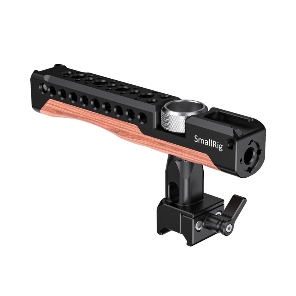 SmallRig-3421-5 SmallRig 3421 Professional Kit Sony A7S III:lle on musta metallinen yläkahva, jossa on puukuvioitu kahva, useita kiinnitysreikiä, hopeinen pyöreä kiinnike ja lukitusvipu turvallista kiinnittämistä varten kamerarigiin.