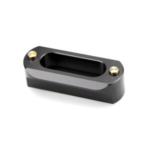 SmallRig-3421-6 SmallRig 3421 Professional Kit Sony A7S III:lle sisältää pienen, soikean mustan metalliosan, jossa on keskellä suorakulmainen ontelo ja kaksi kultaista ruuvia molemmissa päissä, valkoista taustaa vasten.