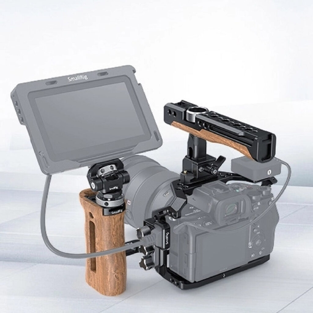 SmallRig-3421-7 SmallRig 3421 Professional Kit Sony A7S III:lle sisältää asennetun monitorin, puisen kädensijan, yläkahvan ja kaapelit, jotka parantavat videokuvausta ja vakautta.