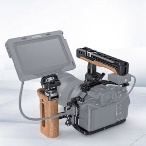 SmallRig-3421-7 SmallRig 3421 Professional Kit Sony A7S III:lle sisältää asennetun monitorin, puisen kädensijan, yläkahvan ja kaapelit, jotka parantavat videokuvausta ja vakautta.