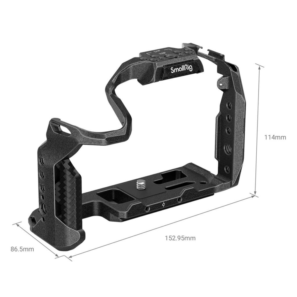 SmallRig-3440-2 SmallRig 3440 Black Mamba Cage Panasonic Lumix GH6:lle on esitetty mustana, jossa on kuvioitu kahva, ja sen korkeus on 114 mm, leveys 152,95 mm ja syvyys 86,5 mm, ja siinä on kiinnityspisteet sekä pohjan ruuvipesä kameran turvallista kiinnittämistä varten.