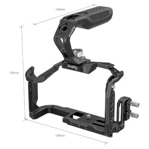SmallRig-3441-2 SmallRig 3441 Black Mamba Cage Kit Panasonic Lumix GH6:lle on musta kamerahäkki, jossa on kahva, useita kiinnityspisteitä ja tarvikepaikkoja. Mitat: Mitat: 120mm (kahvan yläosan leveys), 182mm (korkeus), 159mm (pohjan pituus).