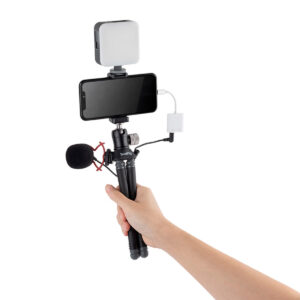 SmallRig-3446-4 Kädessä on SmallRig 3446 BeautyPod 1.5K Flexible Mini Tripod BT-15, jossa on älypuhelin, ulkoinen mikrofoni, valo ja sovitin - kaikki yhdessä kannettava vloggausasetus, joka mahdollistaa videon tallentamisen matkalla.