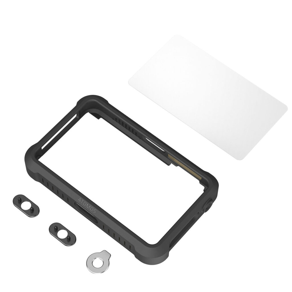 SmallRig-3448-2 SmallRig 3448 Silicon Case Kit Atomos Ninja V -sarjaan sisältää mustan suojakehyksen, kirkkaan suorakulmaisen näytönsuojan, kolme pientä kiinnityskorvaketta ja pyöreän hopeisen avaimen valkoisella pohjalla.