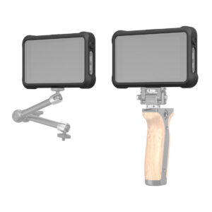 SmallRig-3448-4 Kuvassa kaksi monitoriasetusta: vasemmalla monitorin metallivarsi, oikealla monitorin puukahvainen kahva. Molemmissa monitoreissa käytetään SmallRig 3448 Silicon Case Kit for Atomos Ninja V Series -suojaa.