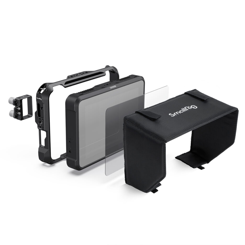 SmallRig-3456 SmallRig 3456 Monitor Cage Kit for Atomos Shinobi 7 -monitorihäkkipakkaus esitetään purettuna valkoisella pohjalla, ja siinä on häkki, näytön näyttö, lasinen näytönsuoja, kiinnitystarvikkeet ja musta aurinkosuoja, jossa on merkintä SmallHD.