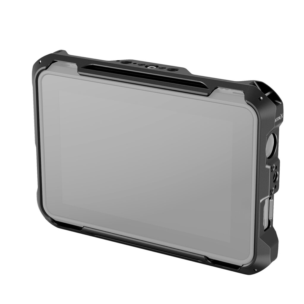 SmallRig-3456-2 SmallRig 3456 Monitor Cage Kit Atomos Shinobi 7:lle, musta, vahvistetuilla kulmilla ja paksulla suojakehyksellä, näkyy kuvassa kulmikkaana valkoisella pohjalla. Näyttö on pois päältä, ja useita painikkeita ja portteja on näkyvissä sivuilla.