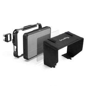 SmallRig 3456 Monitor Cage Kit for Atomos Shinobi 7 -monitorihäkkipakkaus esitetään purettuna valkoisella pohjalla, ja siinä on häkki, näytön näyttö, lasinen näytönsuoja, kiinnitystarvikkeet ja musta aurinkosuoja, jossa on merkintä SmallHD.