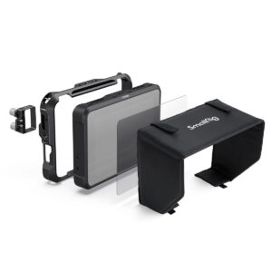 SmallRig-3456 SmallRig 3456 Monitor Cage Kit for Atomos Shinobi 7 -monitorihäkkipakkaus esitetään purettuna valkoisella pohjalla, ja siinä on häkki, näytön näyttö, lasinen näytönsuoja, kiinnitystarvikkeet ja musta aurinkosuoja, jossa on merkintä SmallHD.