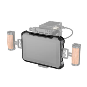 SmallRig-3456-5 SmallRig 3456 Monitor Cage Kit Atomos Shinobi 7:lle sisältää suuren keskusmonitorin, kaksi puista sivukahvaa ja ylhäältä kiinnitettävän videolähettimen. Osittain läpinäkyvä monitori ja kahvat paljastavat rigin komponentit.