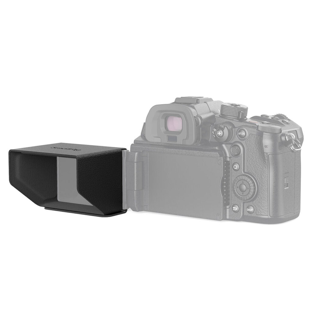 SmallRig-3460-1 Musta SmallRig 3460 Sunhood for Panasonic Lumix GH6 -aurinkosuoja, joka on kiinnitetty digitaalikameran LCD-näyttöön, näkyy etualalla, ja kamera näkyy harmaasävyisenä sen takana.