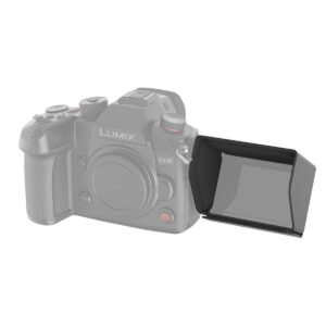 SmallRig-3460-4 Panasonic Lumix GH6 -kamera, jossa on SmallRig 3460 -aurinkosuoja kiinnitettynä sen ulos käännettyyn LCD-näyttöön; kamera näkyy vaaleanharmaana, kun taas aurinkosuoja ja näyttö näkyvät täysvärisinä.