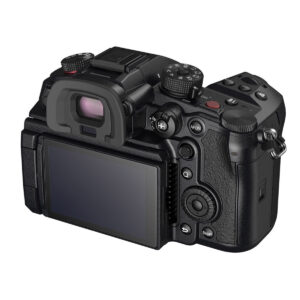 SmallRig-3461-3 SmallRig 3461 -näytönsuoja näkyy Panasonic Lumix GH6 -kameran takaosassa ja korostaa suurta LCD-näyttöä, etsintä, painikkeita, säätöpyörää ja teksturoitua otetta, joka takaa turvallisen käsittelyn.