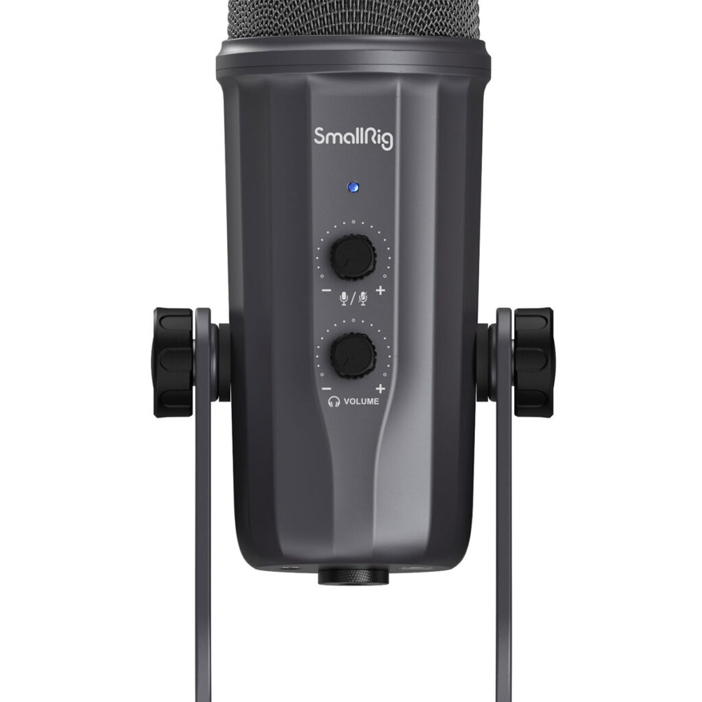 SmallRig-3465-3 Lähikuva mustasta SmallRig 3465 Forevala U50 USB -mikrofonista jalustalla, jossa on kaksi säätönuppia vahvistusta ja äänenvoimakkuutta varten ja sininen merkkivalo SmallRig-logon yläpuolella.