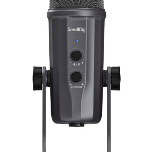 SmallRig-3465-3 Lähikuva mustasta SmallRig 3465 Forevala U50 USB -mikrofonista jalustalla, jossa on kaksi säätönuppia vahvistusta ja äänenvoimakkuutta varten ja sininen merkkivalo SmallRig-logon yläpuolella.