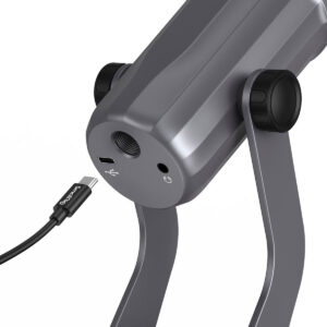 SmallRig-3465-4 Lähikuva SmallRig 3465 Forevala U50 USB-mikrofonista jalustalla, jossa korostuvat USB-C-portti, kuulokeliitäntä ja virtapainike. USB-C-kaapeli on lähellä valmiina liitäntää varten.