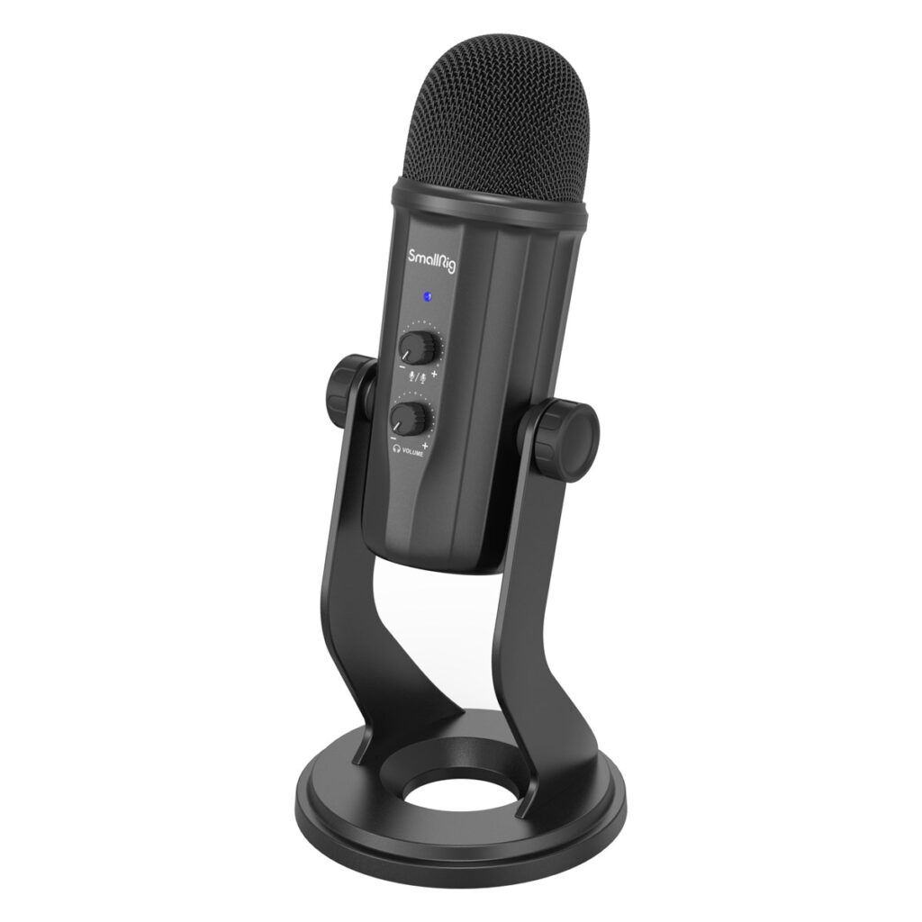 SmallRig-3466-1 SmallRig 3466 Forevala U60 USB -mikrofoni on musta kondensaattorimikrofoni, jossa on verkkosäleikkö, säätönupit ja LED-merkkivalo ja joka on asennettu tukevaan pyöreään pöytäjalustaan.