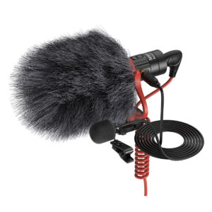 SmallRig-3468-1 SmallRig 3468 Forevala S20 On-Camera Microphone on kompakti musta mikrofoni, jossa on suuri karvainen tuulisuoja, punainen shokkikiinnike, punainen kelattu kaapeli ja kiinnitetty pieni klipsimikrofoni, kaikki valkoisella pohjalla.
