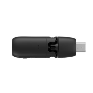 SmallRig-3495-4 SmallRig 3495 Wave W1-C Wireless Lavalier Microphone Set, kuvassa valkoisella pohjalla, on musta elektroninen laite, jossa on USB-C-liitin, joka on osittain liukukannen peitossa.